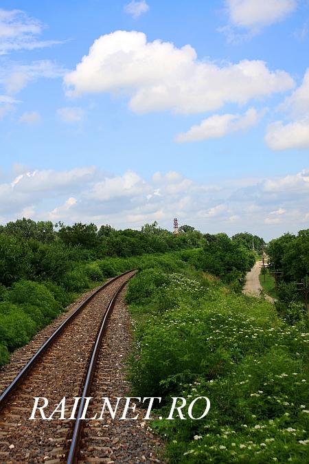 In dreapta terasamentului inalt al curbei M700 un drum local.jpg (72.99 KiB) Vizualizat de 9782 ori In dreapta terasamentului inalt al curbei M700 un drum local.jpg