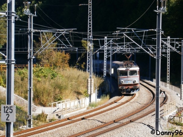 EA105 cu trenul ISTER la intrare in Sinaia.jpg (450.82 KiB) Vizualizat de 7340 ori EA105 cu trenul ISTER la intrare in Sinaia.jpg