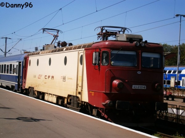 EA121 cu un IR spre Bucuresti in Brasov.jpg