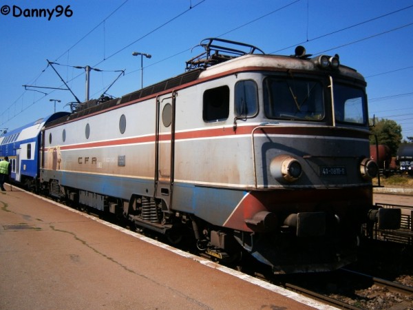 EA810 cu un Regio in Brasov.jpg (379.7 KiB) Vizualizat de 7347 ori EA810 cu un Regio in Brasov.jpg