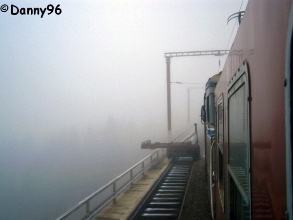 04. R5201 pe Viaductul Caracau invaluit in ceata.jpg
