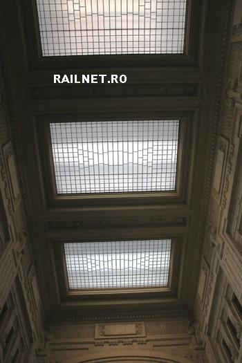 Luminatoarele uriase ale tavanului de sub fronton.jpg