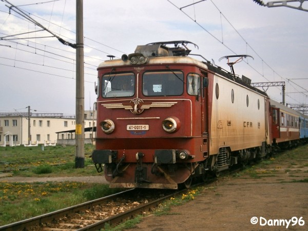 41-0011-1 a depoului Brasov cu R5208 in Siculeni.JPG