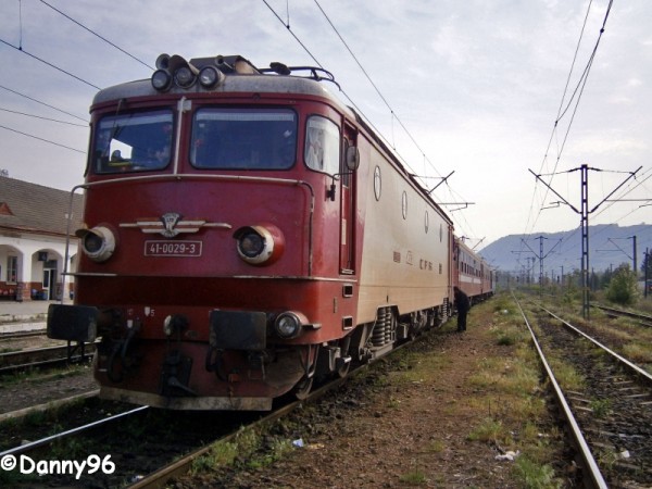 41-0029-3 a Depului Brasov cu R4503 Brasov - Deda.JPG