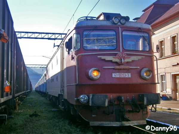 41-0053-3 a depoului Brasov cu R5201 in Ghimes.jpg