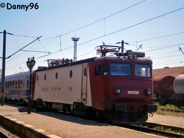 41-0170-5 a depoului Suceava Nord cu IR551 in Suceava.jpg (384.02 KiB) Vizualizat de 9901 ori 41-0170-5 a depoului Suceava Nord cu IR551 in Suceava.jpg