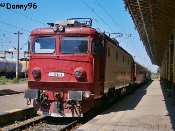 41-0588-8 a depoului Suceava Nord cu IR1752 in Suceava.jpg (413.67 KiB) Vizualizat de 9941 ori 41-0588-8 a depoului Suceava Nord cu IR1752 in Suceava.jpg
