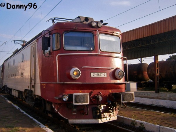 41-0627-4 a depoului Suceava Nord cu IR552 in Adjud.jpg (378.32 KiB) Vizualizat de 9896 ori 41-0627-4 a depoului Suceava Nord cu IR552 in Adjud.jpg