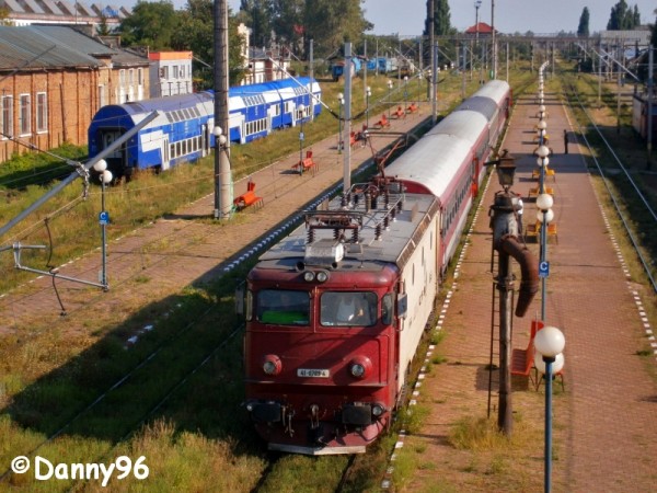 41-0769-4 a depoului Suceava Nord cu IR1753 in Pascani.jpg (466.53 KiB) Vizualizat de 9895 ori 41-0769-4 a depoului Suceava Nord cu IR1753 in Pascani.jpg