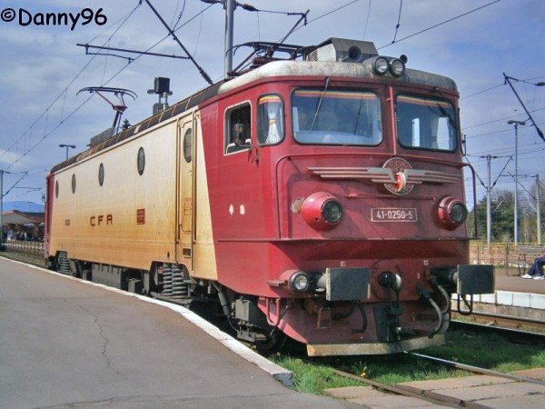 41-0250-5 a depoului Brasov la linia 1 in statia de domiciliu.jpg