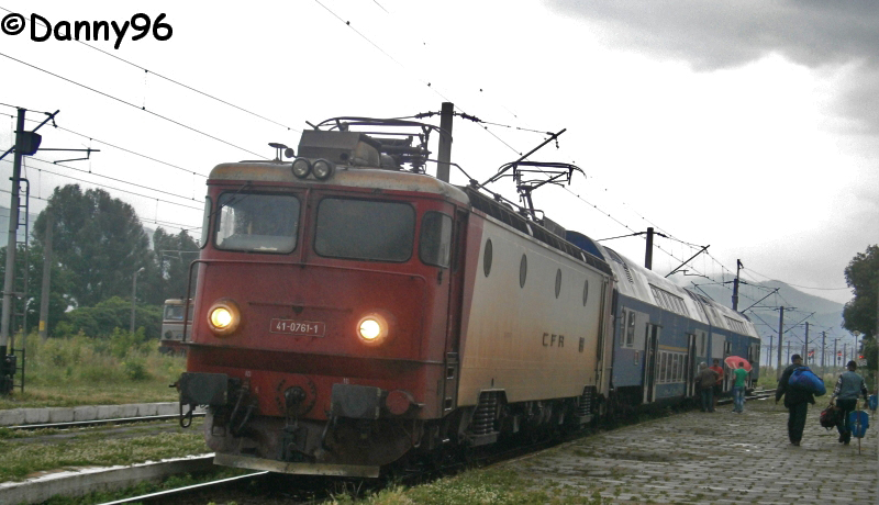 41-0761-1 a depoului Galati cu R5209 in Comanesti.jpg