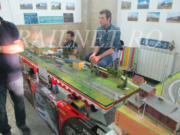 Marele autor de diorame si modele contempleaza....jpg (439.42 KiB) Vizualizat de 56938 ori Marele autor de diorame si modele contempleaza....jpg