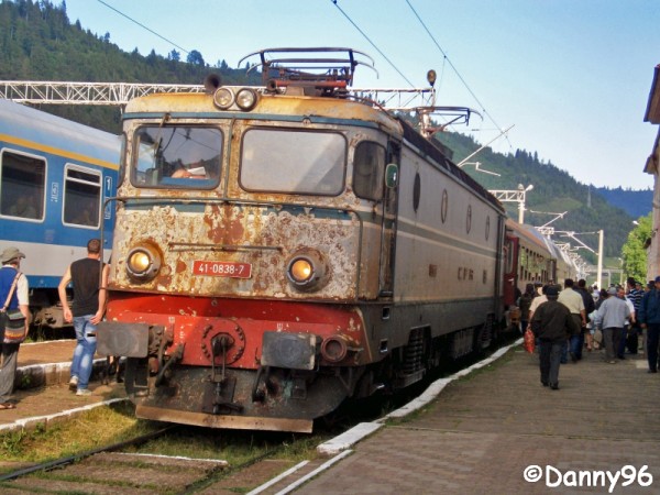 41-0838-7 a depoului Galati cu R5207 in Ghimes.jpg