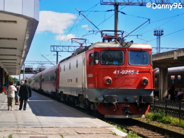 41-0255-4 a depoului Suceava Nord cu IR1753 in Bacau.jpg