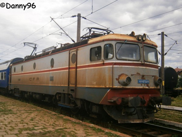 41-0724-9 a depoului Galati cu R5202 in Comanesti.jpg