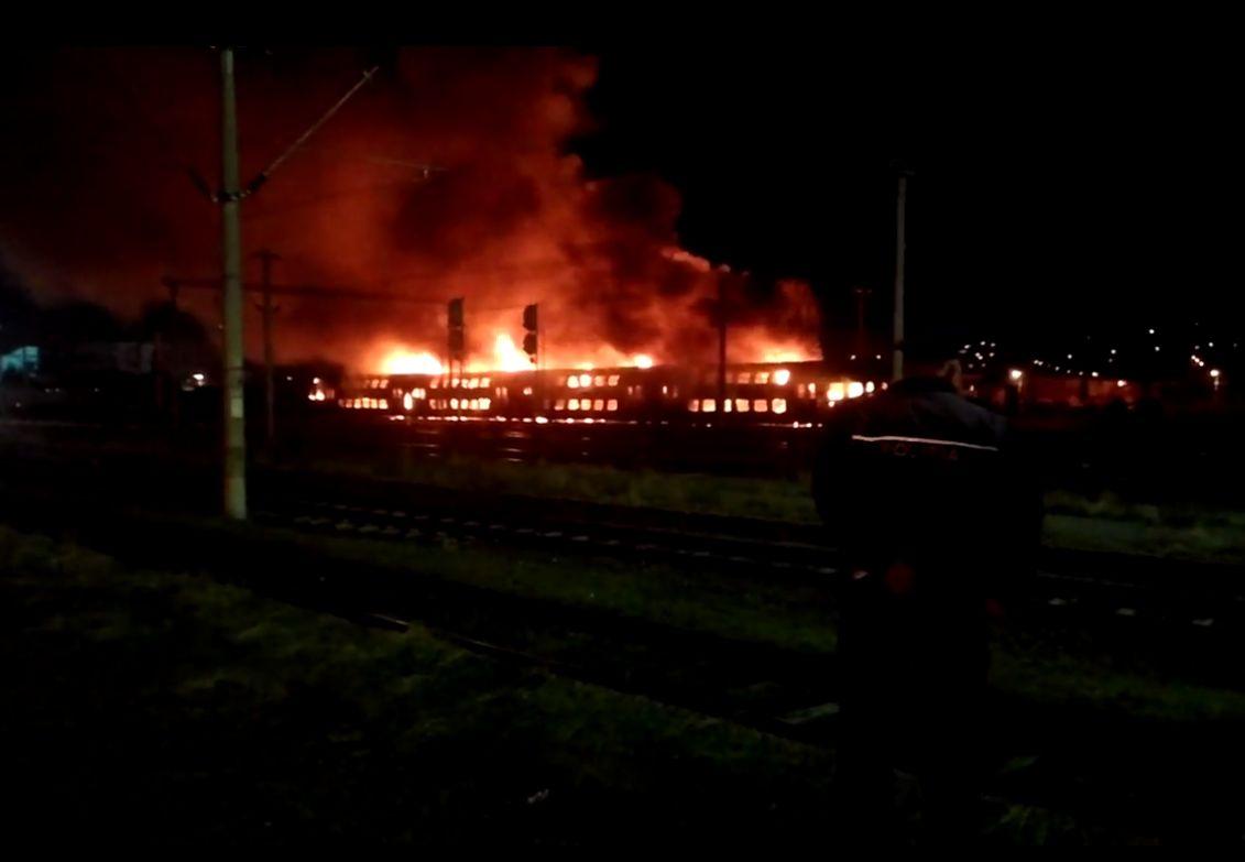 fotovideo-incendiu-de-proportii-gara-cluj.sapte-vagoane-de-tren-au-ars-ca-niste-torte-update.jpg