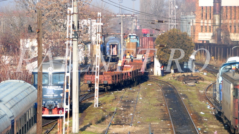 Trenul intra deja in incinta Grivita S.A. (fostele ateliere IMMR).JPG (264.36 KiB) Vizualizat de 17600 ori Trenul intra deja in incinta Grivita S.A. (fostele ateliere IMMR).JPG