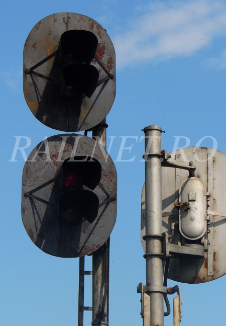 Semnal luminos de triere ce indica 'Trecerea oprita'.JPG (159.68 KiB) Vizualizat de 17237 ori Semnal luminos de triere ce indica 'Trecerea oprita'.JPG