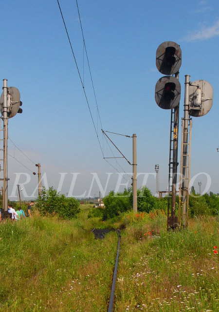 De la acest semnal, vagoanele alunecau pe planul inclinat catre franele din baza cocoasei.JPG (137.66 KiB) Vizualizat de 17223 ori De la acest semnal, vagoanele alunecau pe planul inclinat catre franele din baza cocoasei.JPG