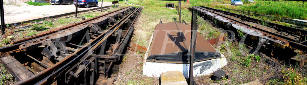 Vedere frontala a celor doua frane de cale din baza cocoasei de triere.jpg (168.34 KiB) Vizualizat de 17237 ori Vedere frontala a celor doua frane de cale din baza cocoasei de triere.jpg