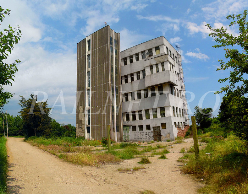 O alta panorama a cladirii vazuta din spatele liniilor.jpg (214.27 KiB) Vizualizat de 17223 ori O alta panorama a cladirii vazuta din spatele liniilor.jpg