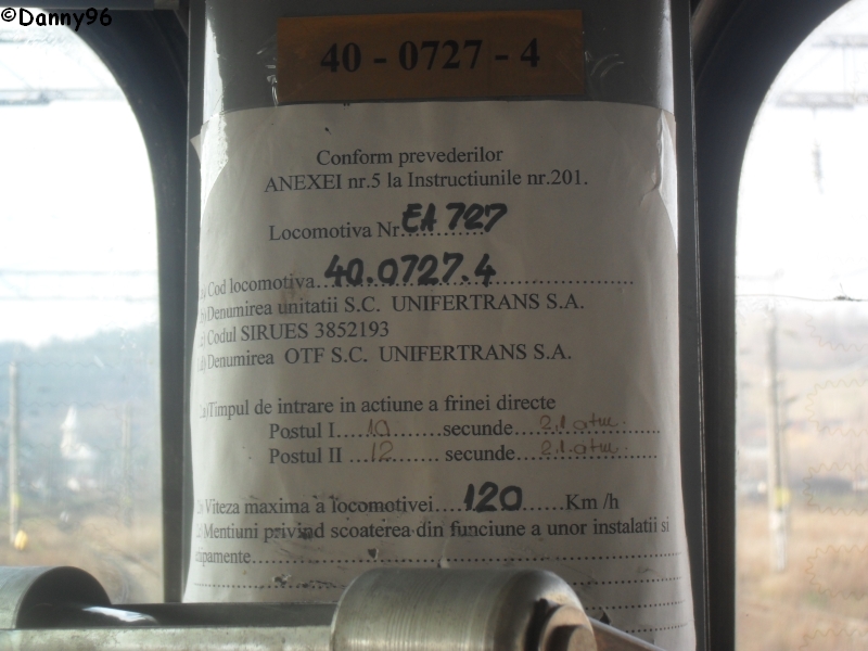 In interiorul locomotivei 727.JPG